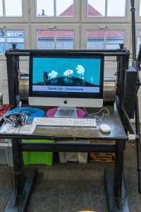 Buchpresse mit Apfel